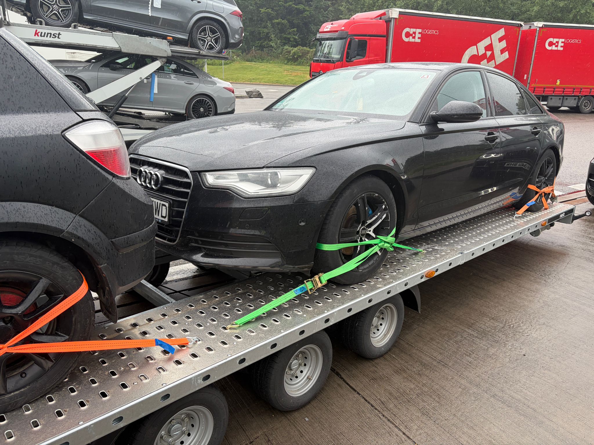 Audi transportat pe platformă auto GCN Tractări Auto