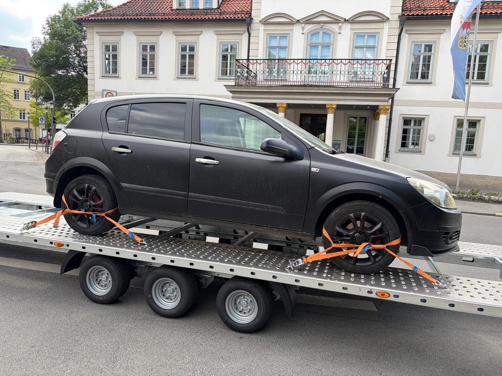 Autoturism transportat pe remorcă auto — GCN Tractări Auto