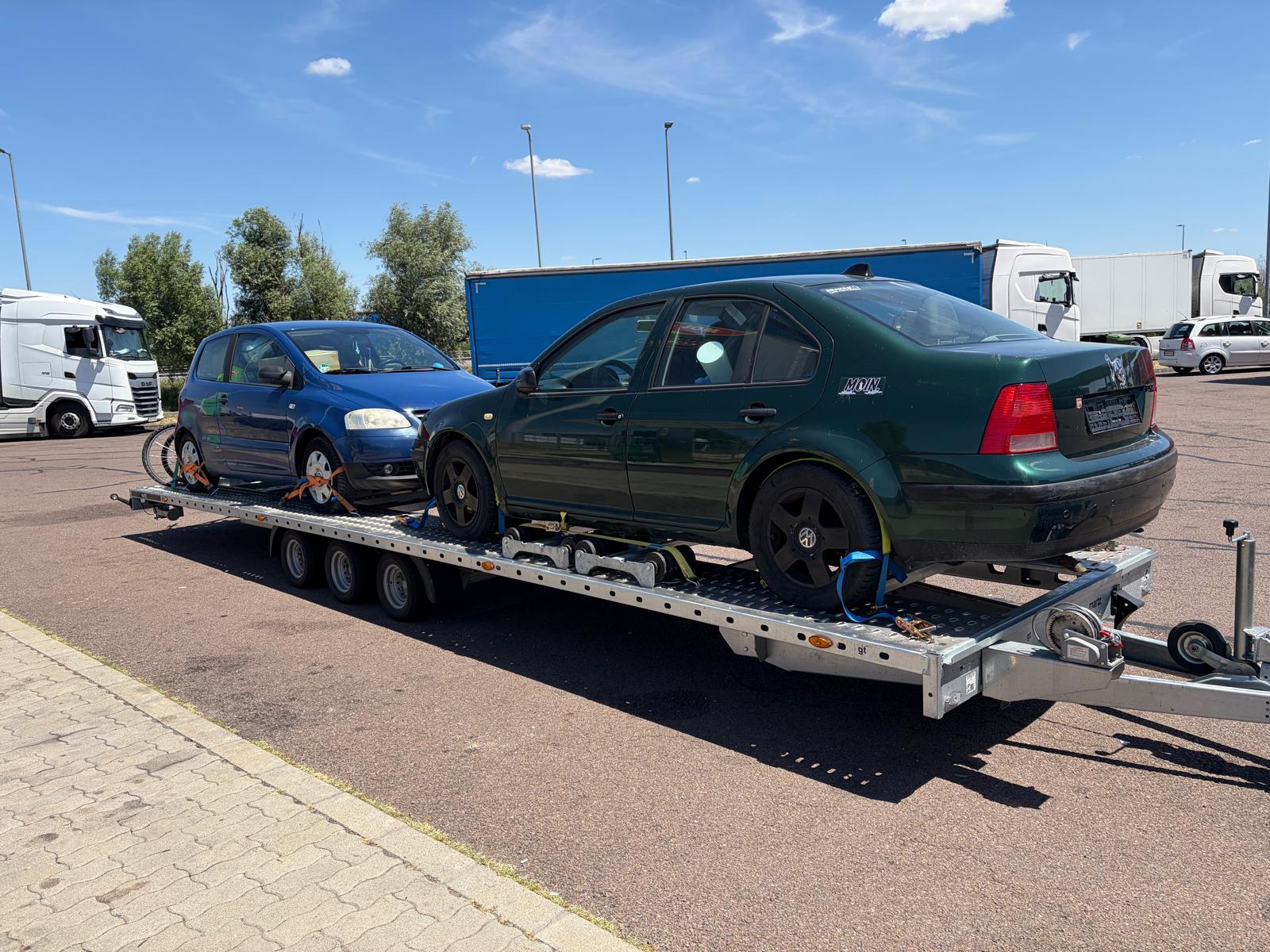 Două autoturisme transportate pe platformă — GCN Tractări Auto