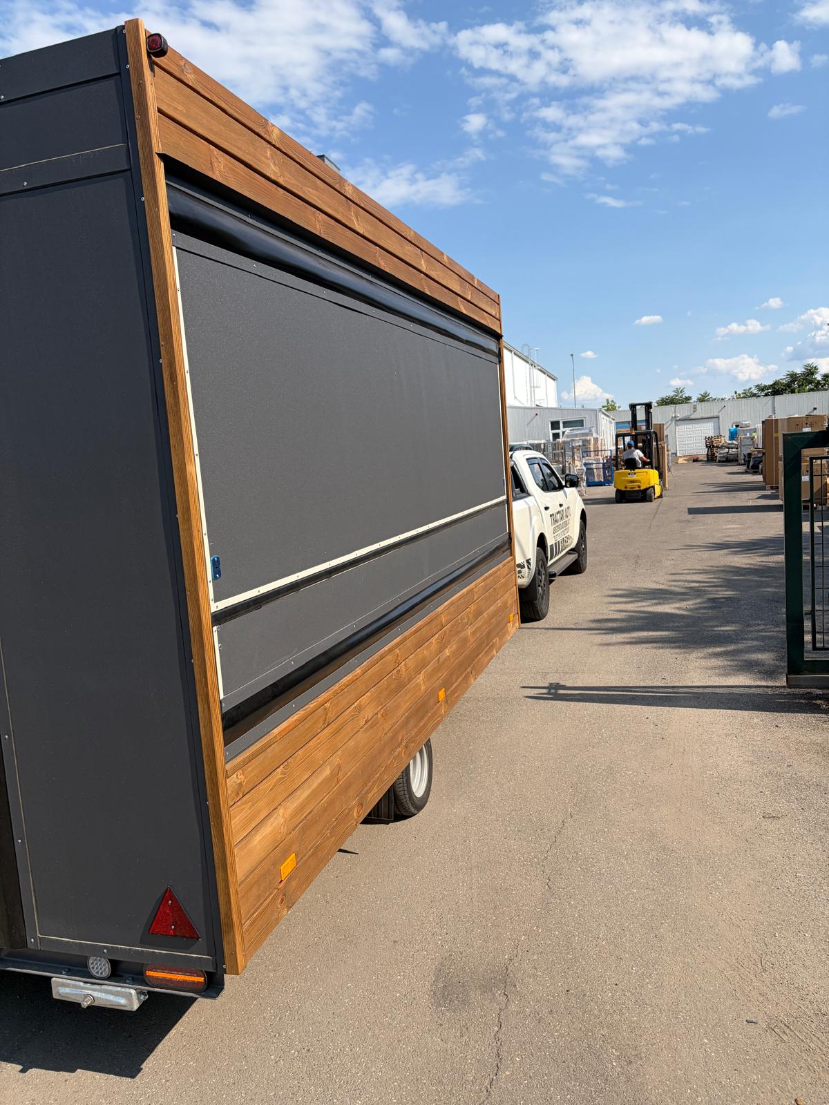 Remorcă comercială pregătită de transport — GCN Tractări Auto
