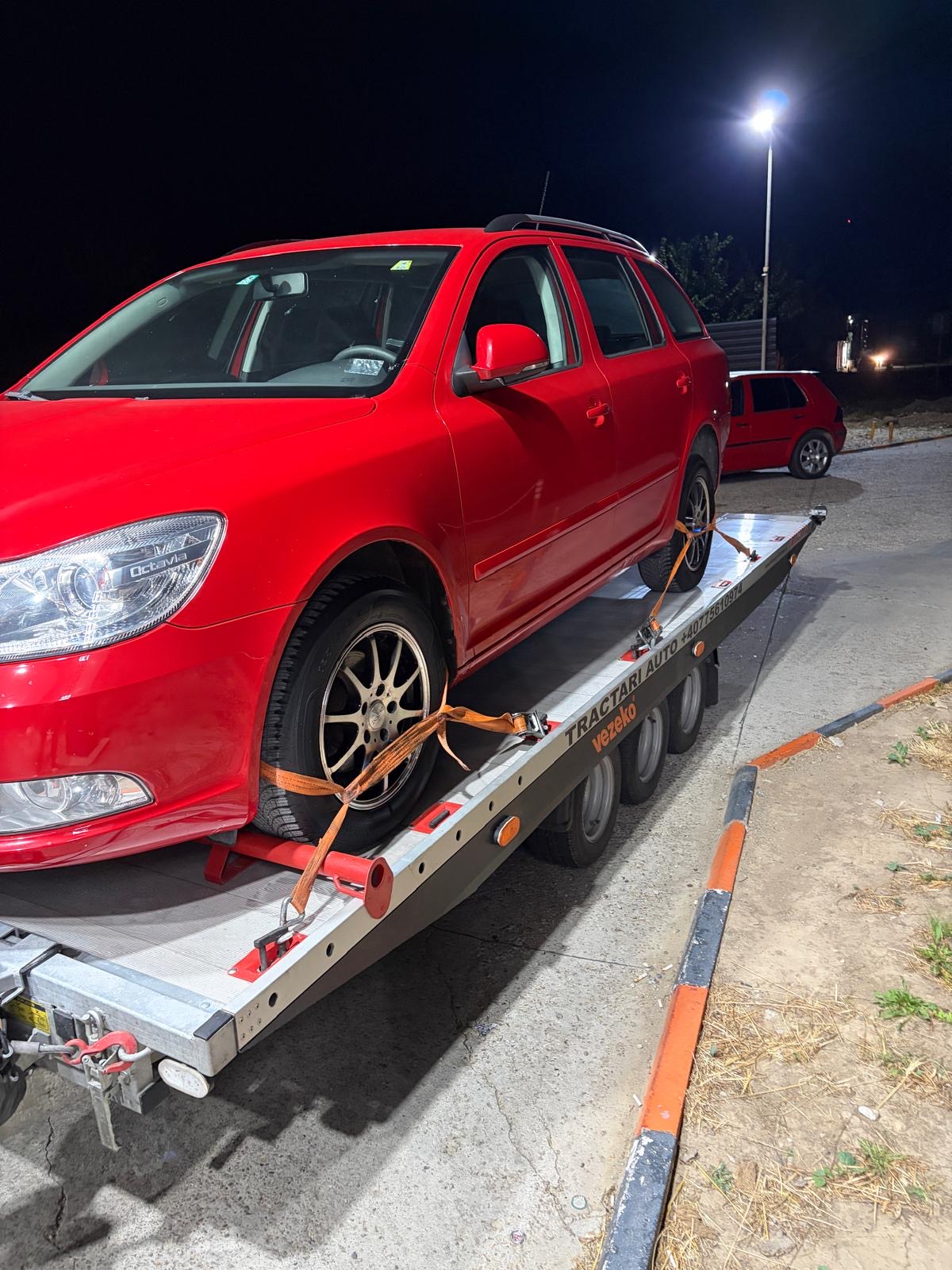 Pickup transportat pe platformă noaptea — GCN Tractări Auto