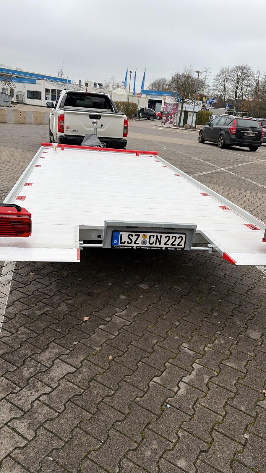 Pickup negru inscripționat GCN Tractări Auto